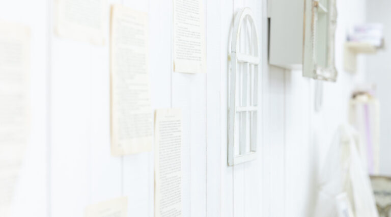 洋書を貼った壁とアーチ形の窓枠