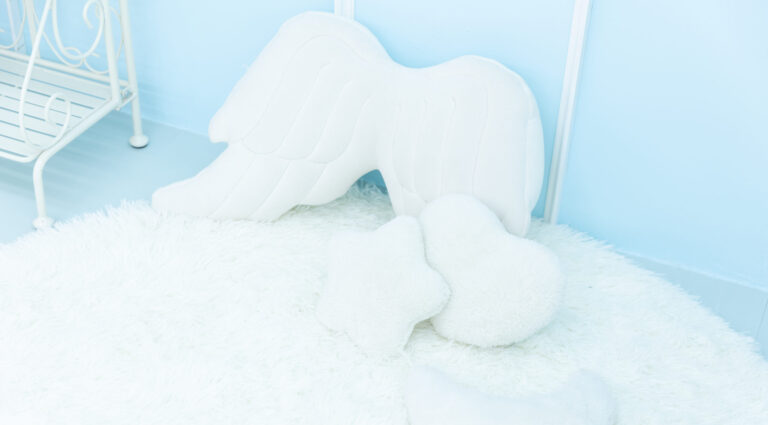 羽や雲の形をした白いクッション