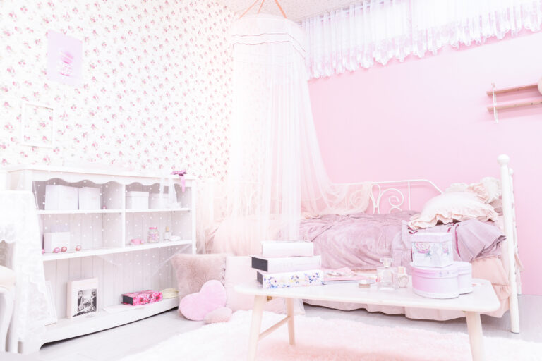 天蓋付きベッドのピンクの女の子部屋